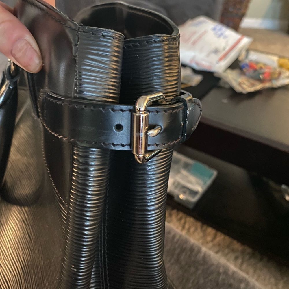 Auth Louis Vuitton blk epi‎ passy GM w/ silver hardware wallet keycase available - Picture 9 of 16